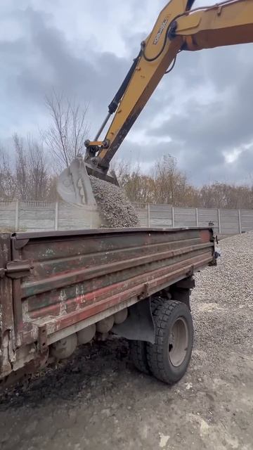 Загрузка щебня😹 смотреть онлайн