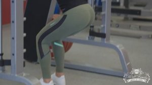 Приседания со штангой в тренажере Смита