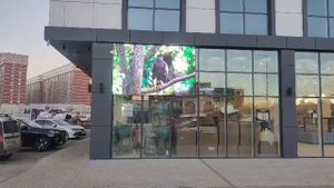 Уличный LED экран, предназначенный для установки на витражное остекление