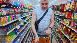 Вован мне ПРОСПОРИЛ! Как МЕСТНЫЕ кайфуем в вечерней Паттайе! Меня ГОНЯЮТ в магазине) Влог