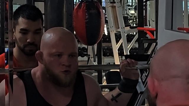 ПОГНУЛ ШТАНГУ И ОБНОВИЛ РЕКОРД В ПРИСЯДЕ смотреть онлайн