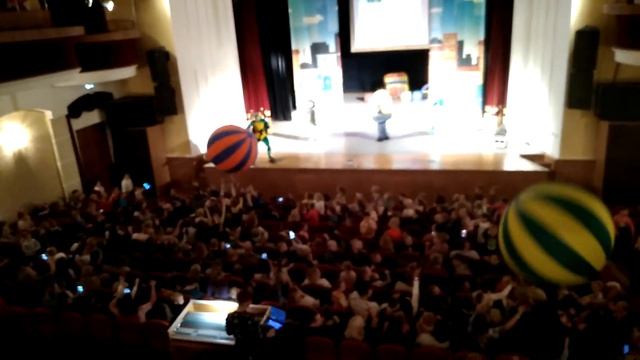 ОГРОМНЫЙ МЯЧ ПРЫГАЕТ В ЗАЛЕ смотреть онлайн