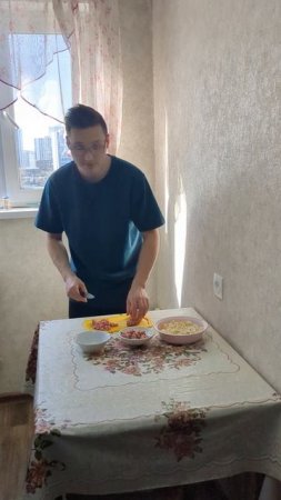 Нарезаем сервелат для Окрошки