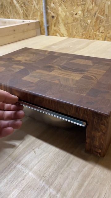 Шикарная дубовая торцевая разделочная доска с емкост? смотреть онлайн