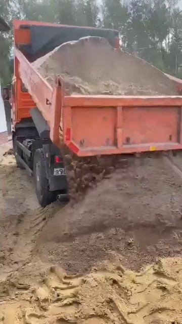 Доставка песка. Камаз который заедет везде. Маленькие смотреть онлайн