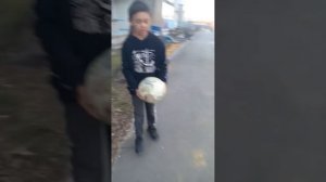 Как правильно набивать мяч ногой!⚽