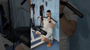 Тяга вертикального блока средним хватом, ладонями к с?