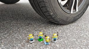 Эксперимент с автомобилем! Краш тест vs Давить колесом Игрушки из Киндер Сюрприз! Хрустящие Миньоны!