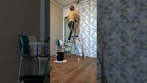 Клею красивые обои с ромбиками 53 см
