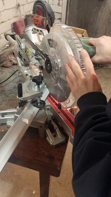 порезка парящего профиля торцовочной пилой смотреть онлайн