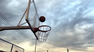 Это красиво! Бросок баскетбольного мяча в кольцо.