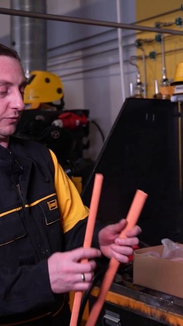 Угольный электрод для строжки #сварка #строжка #сварщи смотреть онлайн