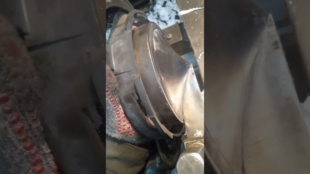 точим капролоновые крышки фасонным резцом из напильн?