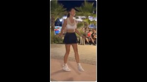 Девушка прыгает на скакалке