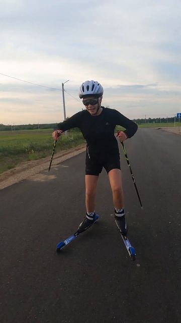 Видео с котиками набирает миллионы лайков. А сколько наберет Варя на лыжероллерах? #shorts