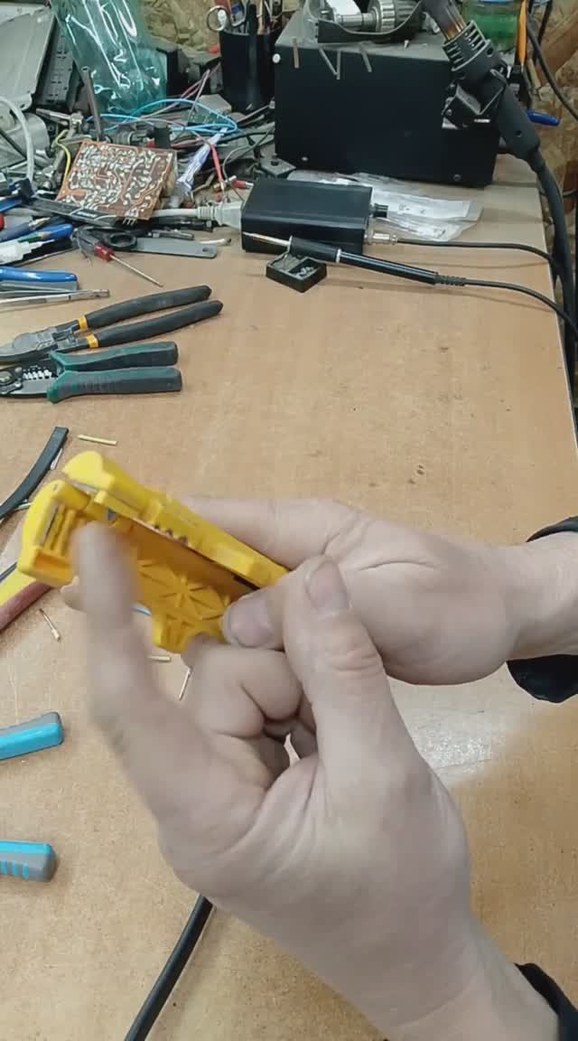 Зачистка кабеля. Инструмент для обрезки и зачистки кабеля и проводов. Перезалив. смотреть онлайн