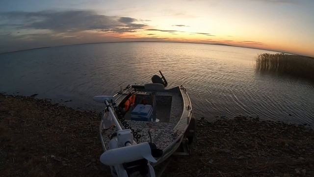 слип( спуск на воду) лодки на мелководье. смотреть онлайн