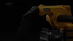 Воздуходувка аккумуляторная Huter CB-20/2Li EA+ в работе
