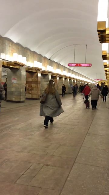 Санкт-Петербург. 22.03.2025. Платформа посадки станции мет? смотреть онлайн