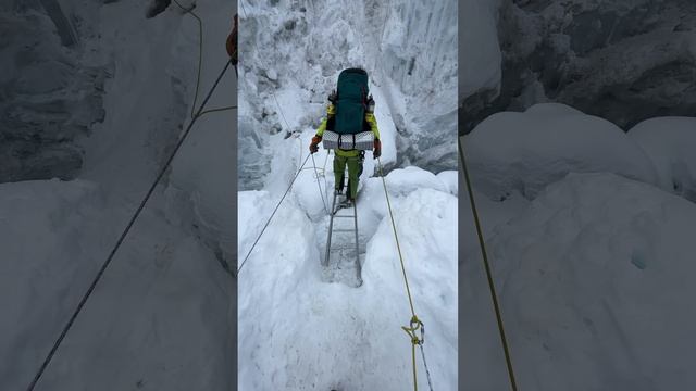 Перехожу трещину по лестнице. Экспедиция на Манаслу. З