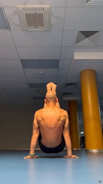 Высокий угол, стойки на руках смотреть онлайн