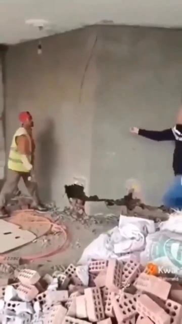 Демонтаж кирпичной перегородки #shorts смотреть онлайн