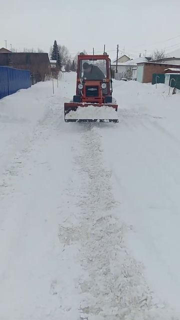 Трактор Уралец.