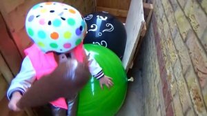 Мисс Кэйти и Мистер Макс (Miss Katy) Кэти и Макс БРОСАЮТ вызов водяным шарикам