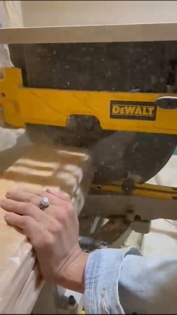 хрупкая девушка за пилой Dewalt ,работа над парной , Брид? смотреть онлайн