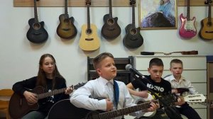 Дети играют Всё идёт по плану на гитаре Кавер