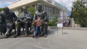 В Ливадии (Ялта) находится памятник лидерам "Большой тройки" – Сталину, Рузвельту и Черчиллю