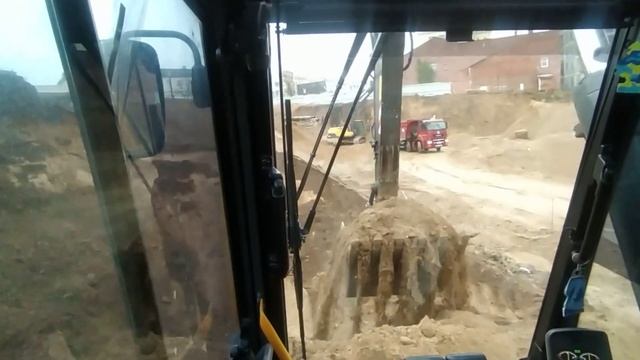 МАЗ погрузка грунта, экскаватор гусеничный смотреть онлайн