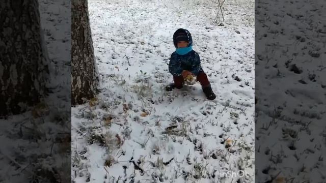 Игра в снежки . Первый снег в Челябинске , 01.10.2017 года. смотреть онлайн
