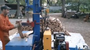гидравлический вертикальный дровокол в работе