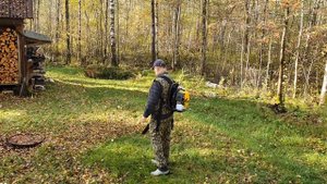 Huter GB-52S гоняет листву с травы после дождя.