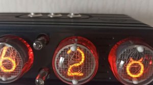 Часы на ГРИ ИН-4 с красной подсветкой, лампочки крупным планом