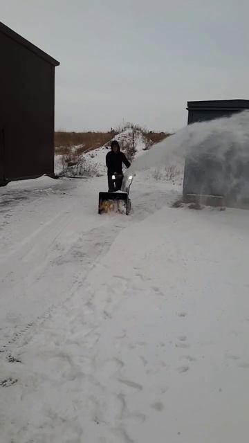 Бензиновый снегоуборщик Champion St662E смотреть онлайн