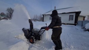Одели цепи на Снегоуборщк и теперь прёт