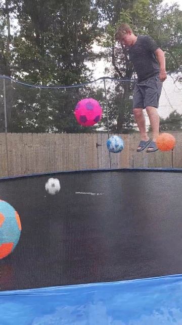 Как можно на батуте веселиться одному? смотреть онлайн