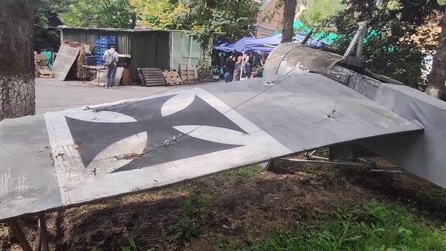 Немецкий самолет на рынке в Ростове-на-Дону.