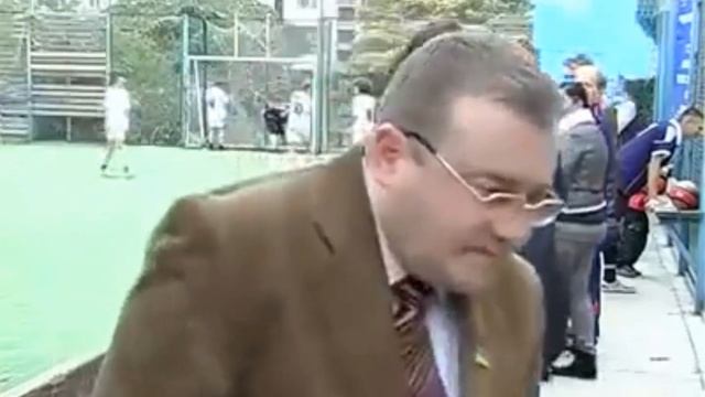 Мем "Прилетело мячом в голову" смотреть онлайн