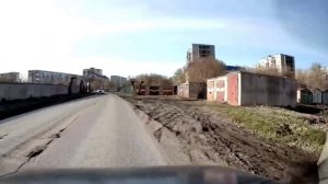 Справа на обочине средь бела дня