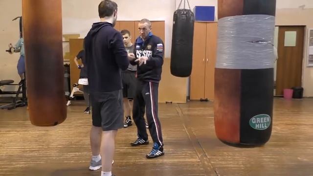 Правый удар через руку с уклоном свинг или оверхенд   En