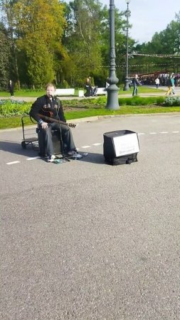 Уличный певец с хорошей песней