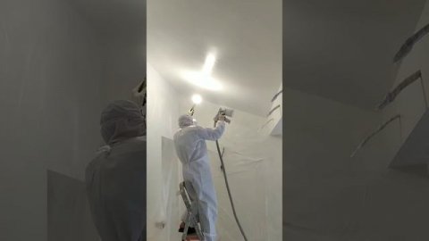 Покраска потолка краска пультом Вагнер.