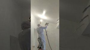 Покраска потолка краска пультом Вагнер.