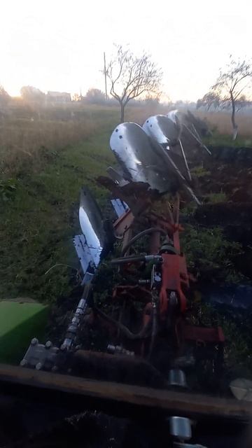 Оборотний плуг Unia, переворот смотреть онлайн