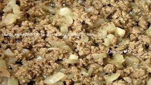 Спагетти с мясным соусом и зеленым горошком