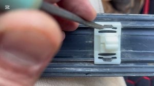 Молдинг двери Ауди. Ремонт молдинга, два вида клипс. Кл