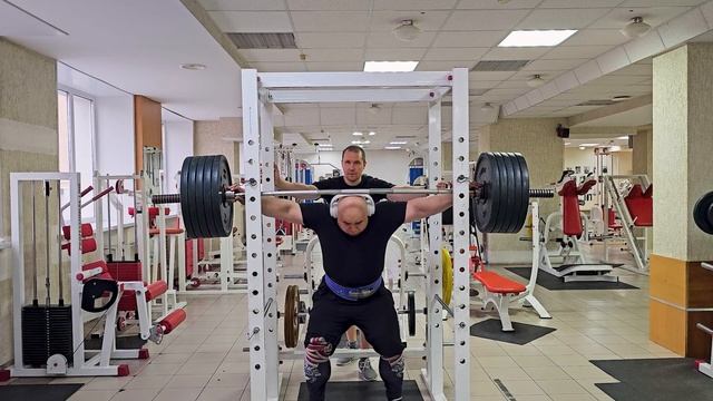 Приседание со штангой 250 кг и становая тяга. смотреть онлайн